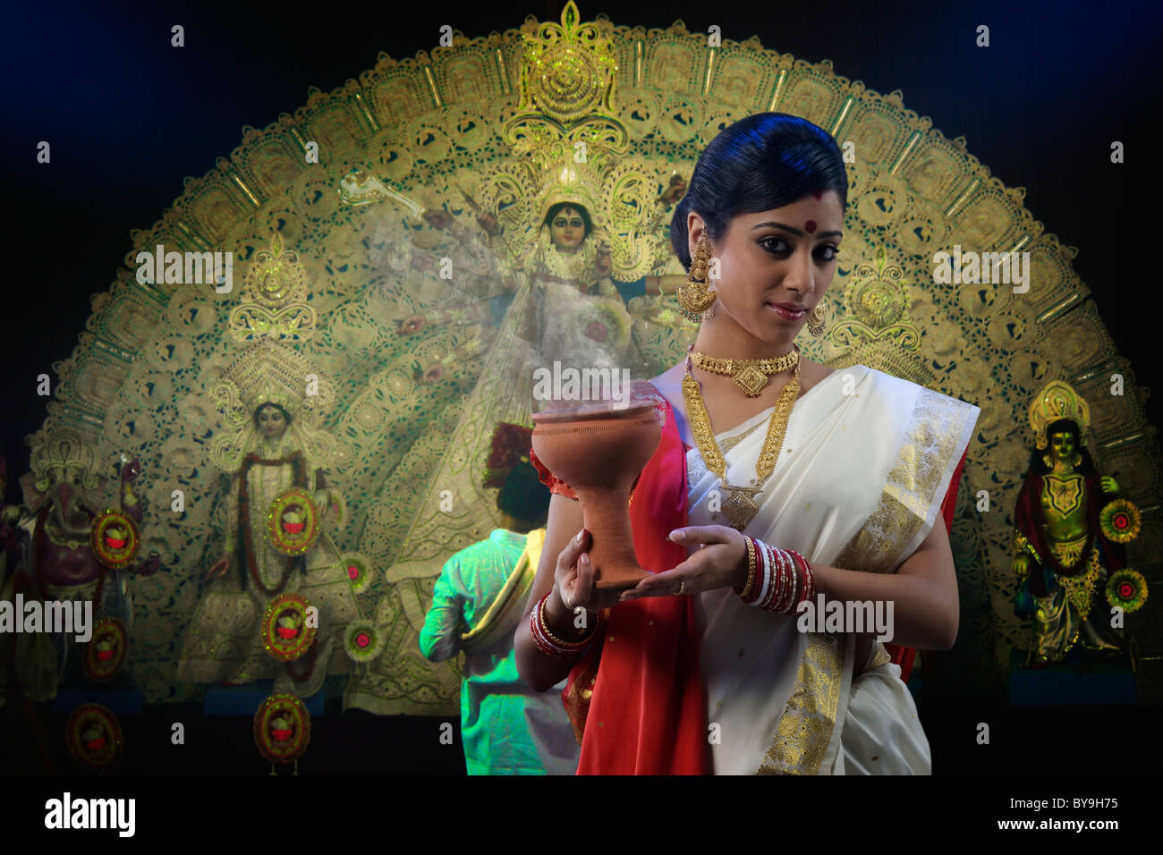 Femme tenant une dhunuchi Bengali Banque D'Images