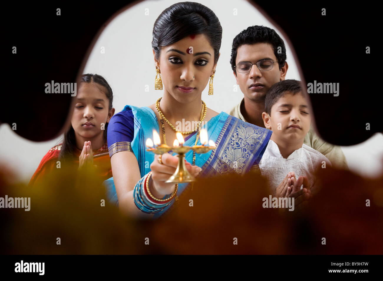 La famille de faire une puja Bengali Banque D'Images