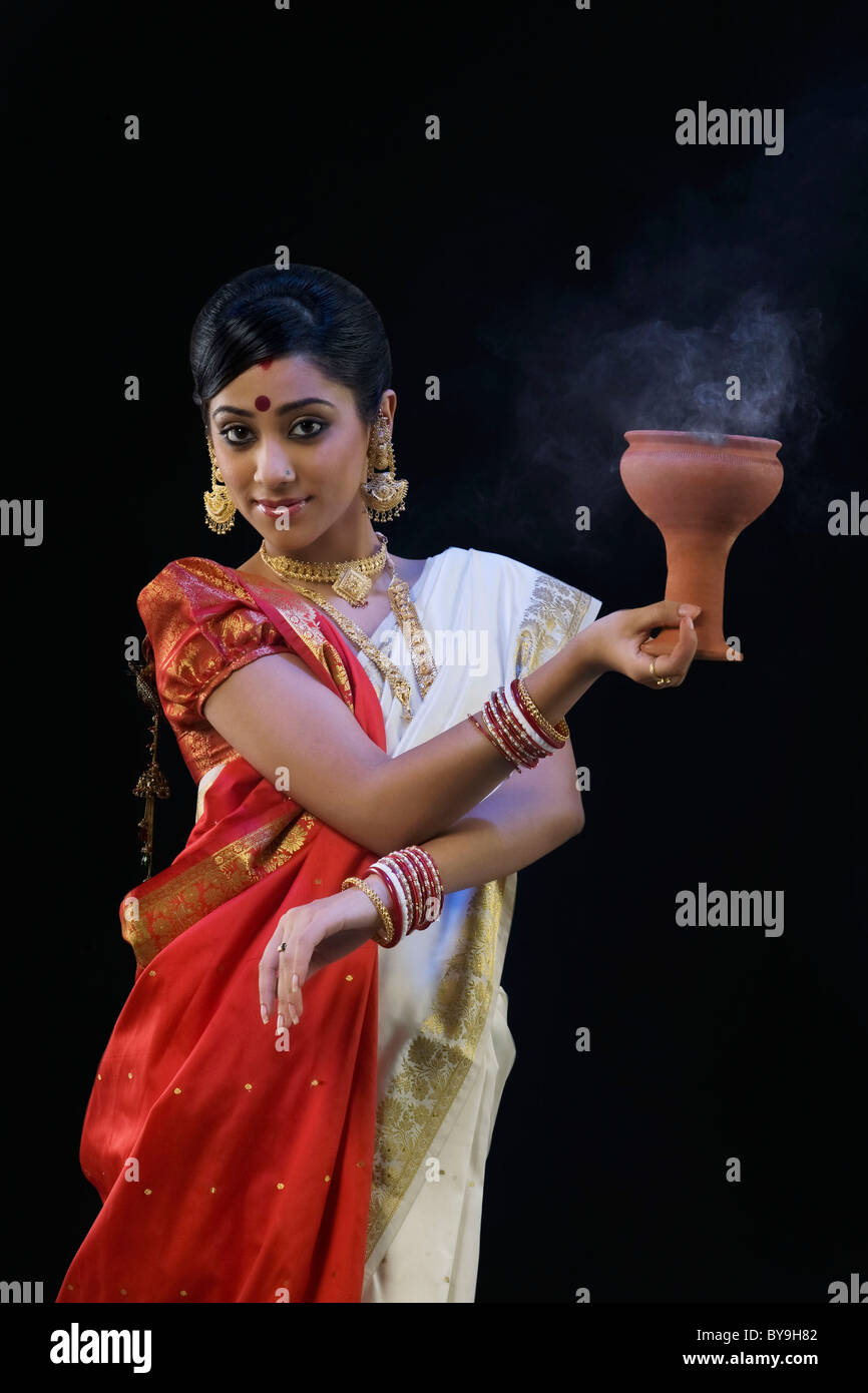 Un Dhunuchi Bengali femme dance Banque D'Images