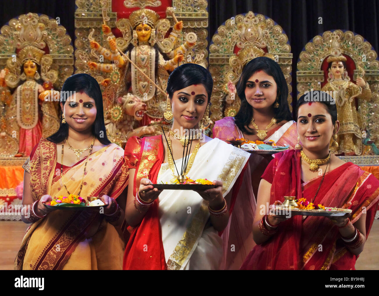 Les femmes Bengali célébrer Durga puja Banque D'Images