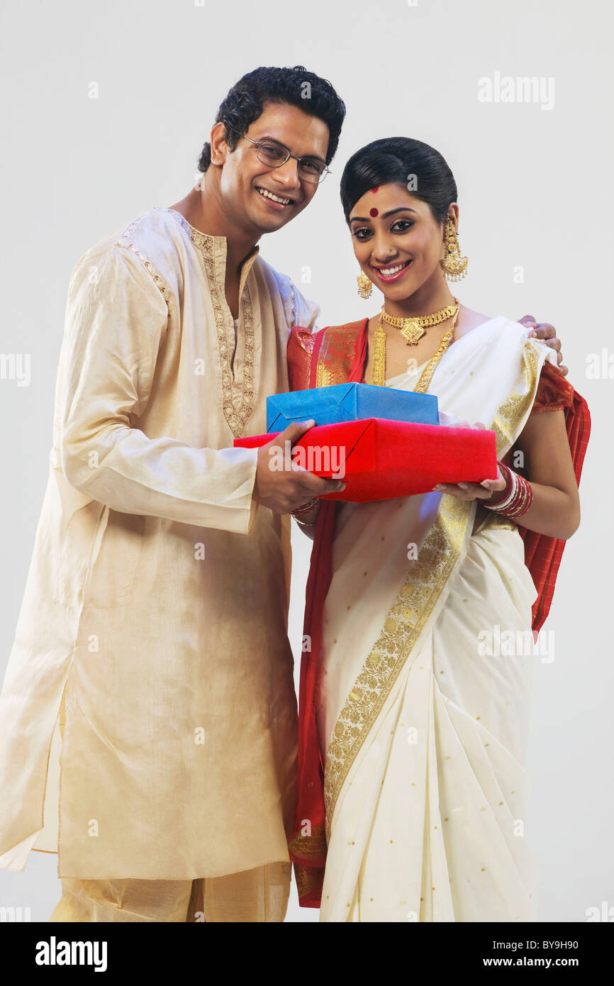 Portrait d'un Bengali couple with gifts Banque D'Images