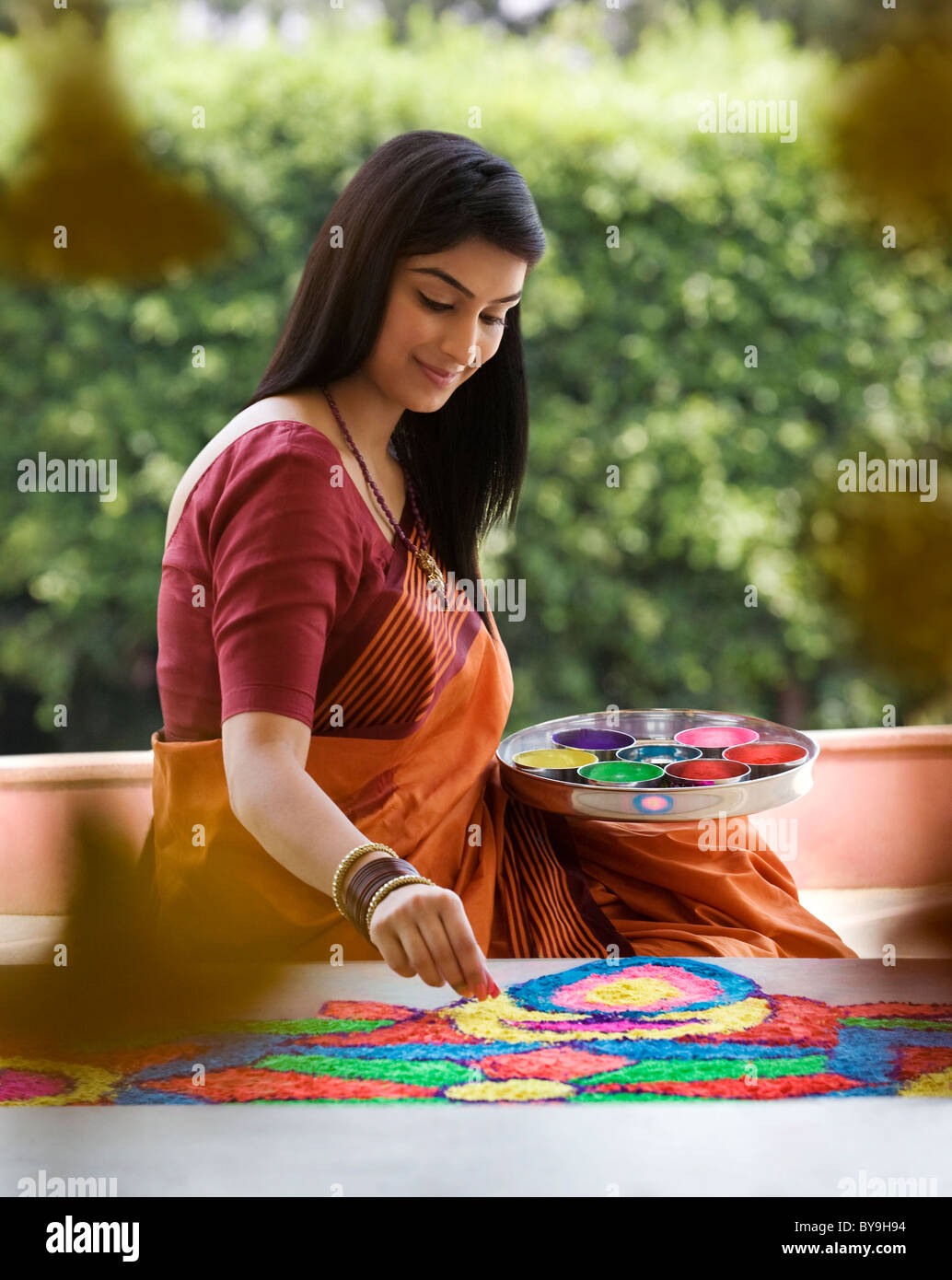 Femme faisant un rangoli Banque D'Images