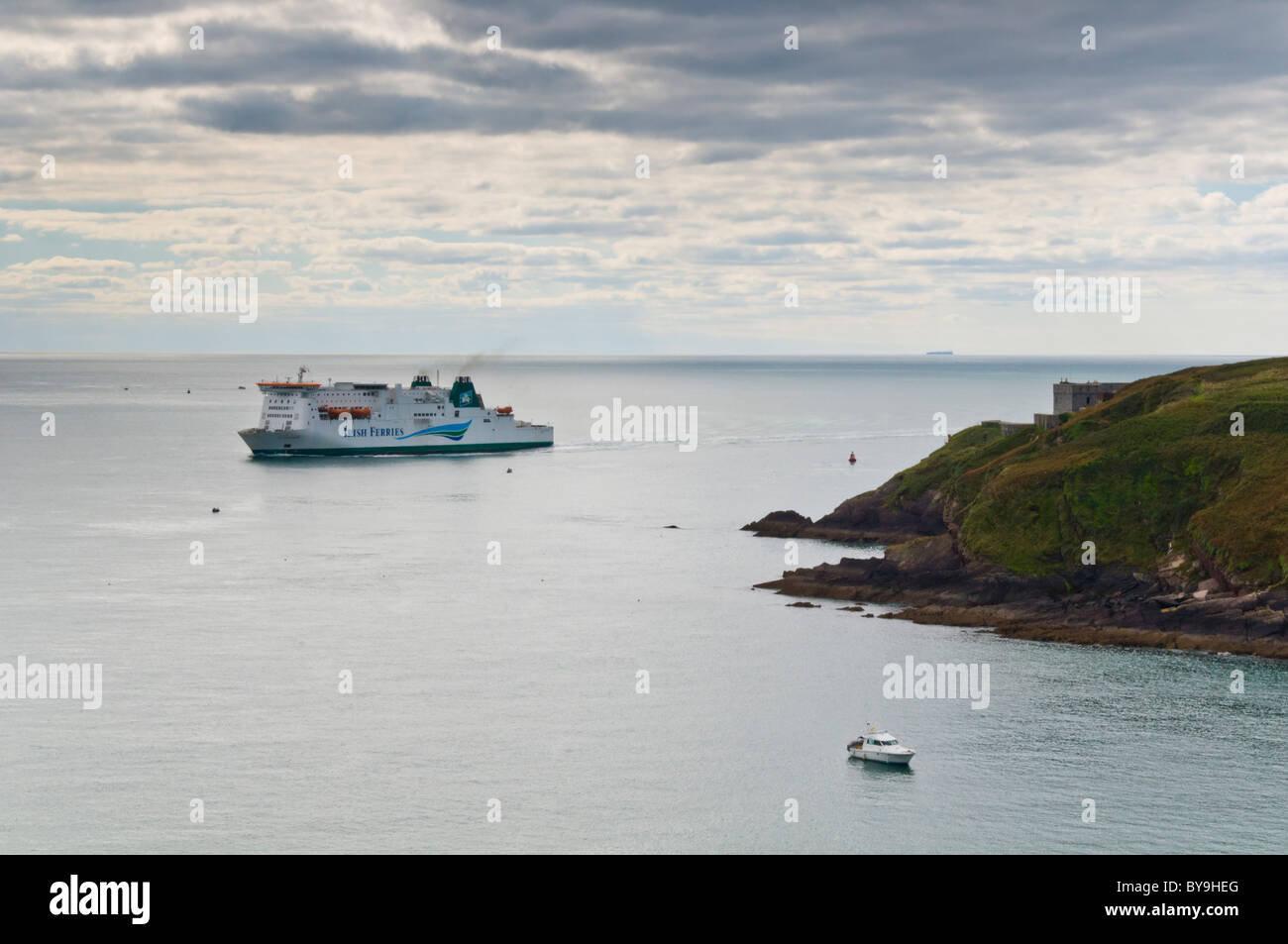 Irish Ferries en rapprochement de Pembroke Dock Banque D'Images