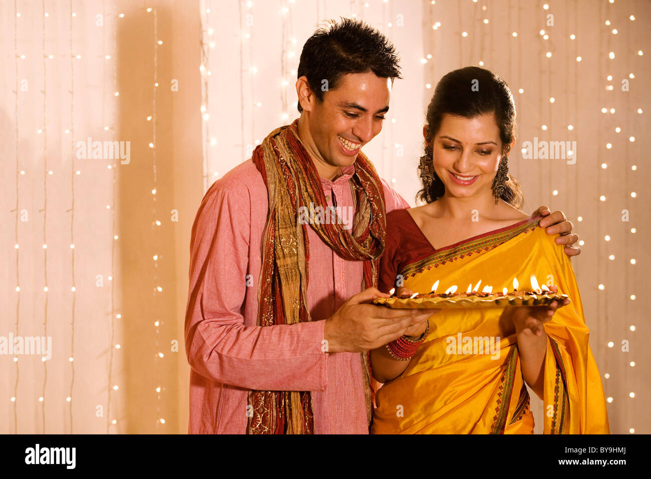 Couple holding a tray de diyas Banque D'Images