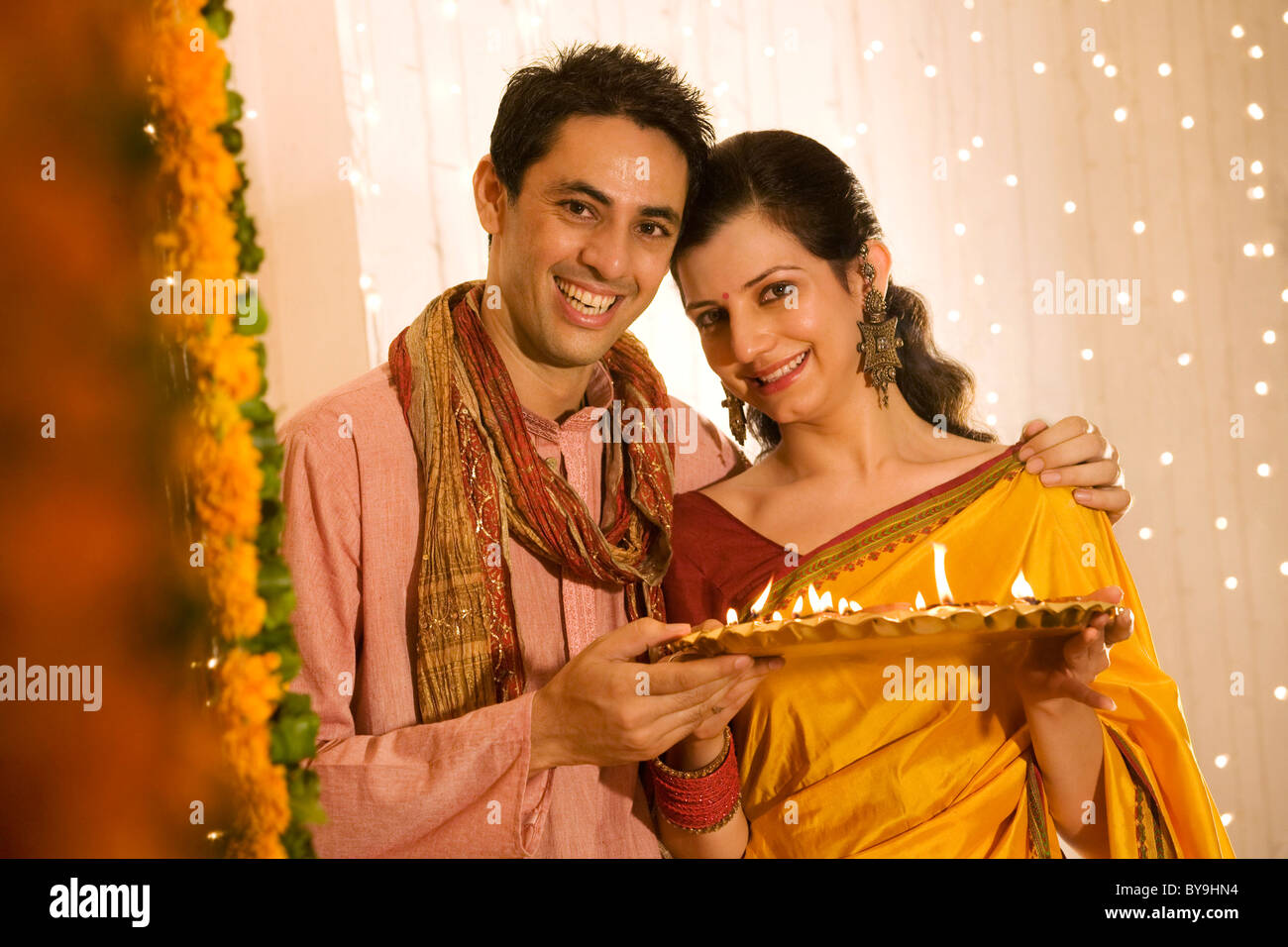 Couple holding a tray de diyas Banque D'Images
