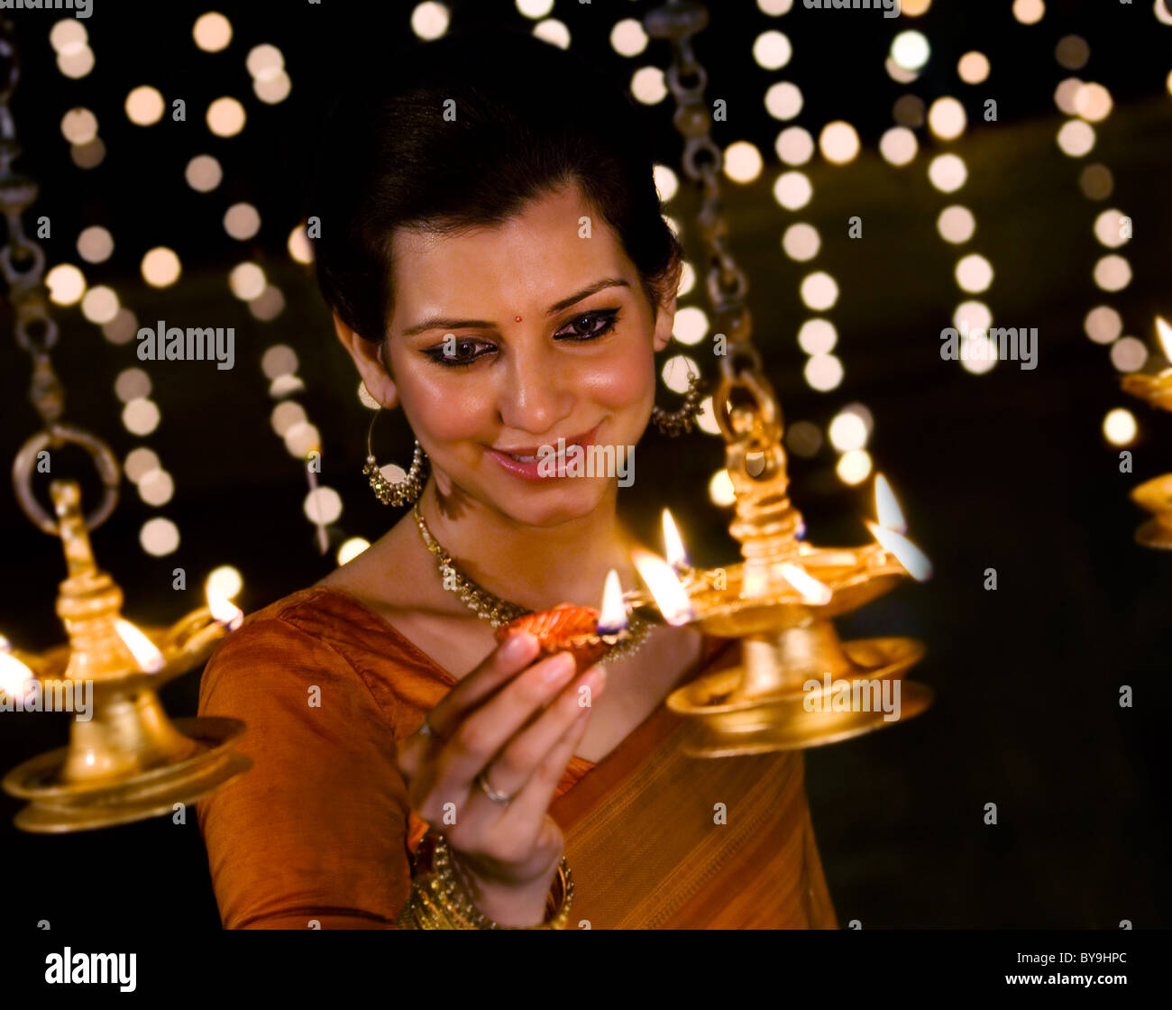 Femme diyas éclairage Banque D'Images