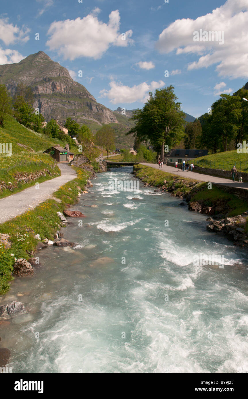 Regarder en arrière vers la rivière gavarnie gavarnie village. parc national des Pyrénées, les Pyrénées, France. juin. Banque D'Images