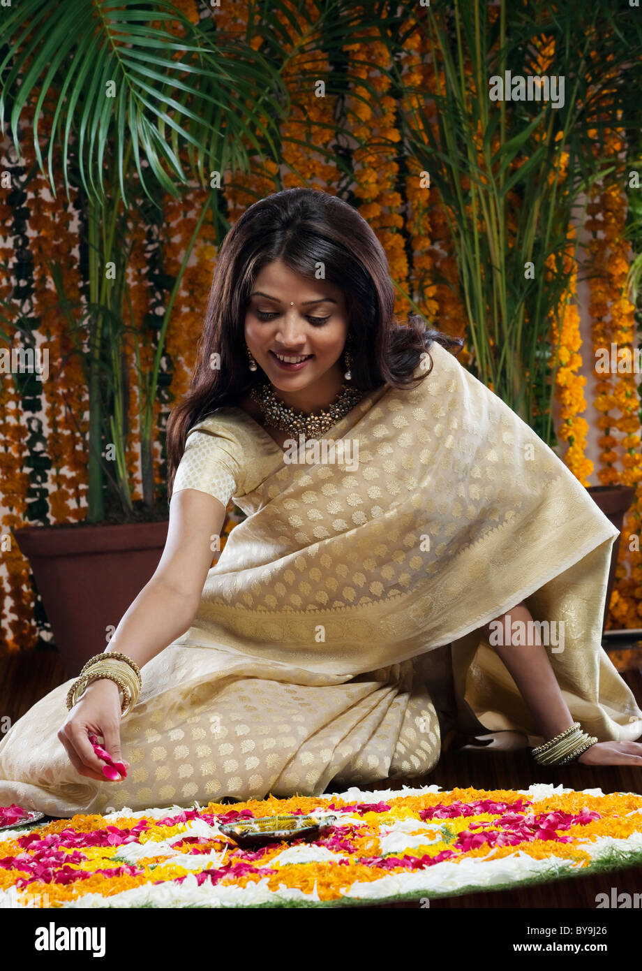 Femme faisant une fleur rangoli Banque D'Images