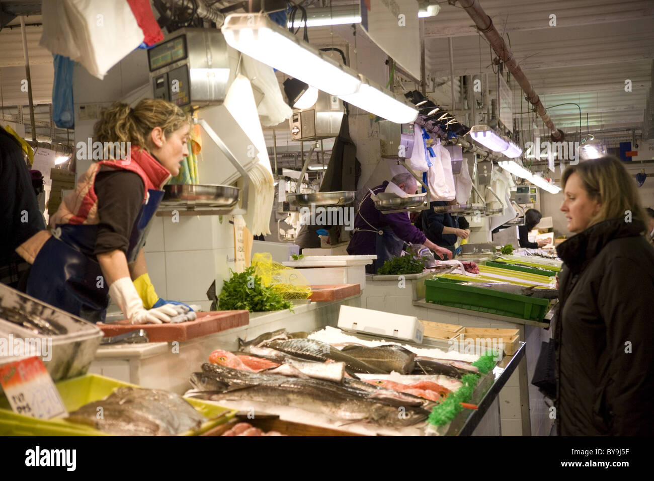 Espagne Pays Basque Bilbao Mercado de la Ribera marché aux poissons plus gros marché couvert en Europe. Banque D'Images