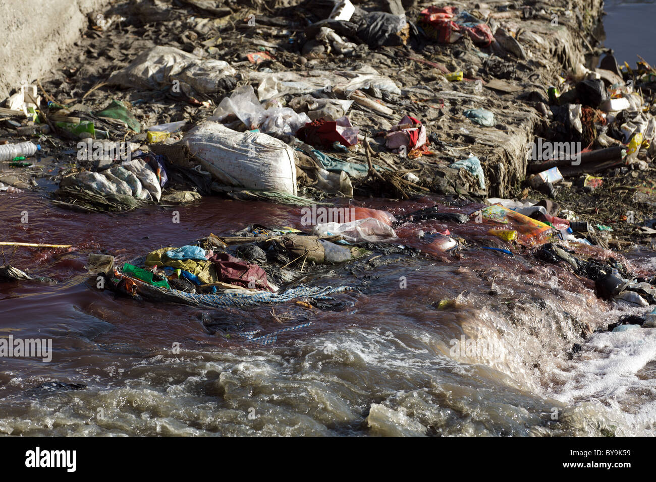 La pollution dans la rivière de Katmandou, Népal Banque D'Images