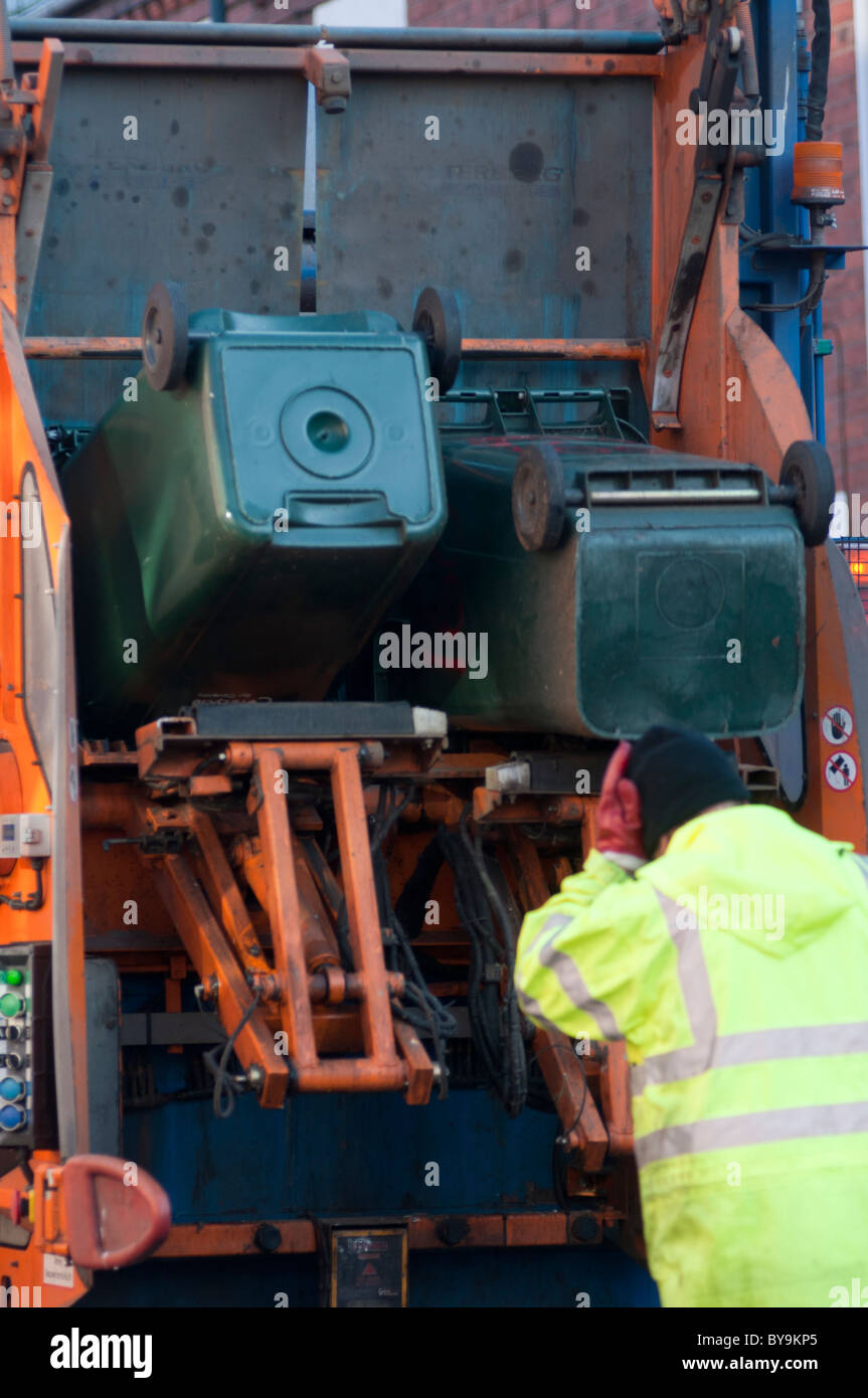 Éboueurs au travail sur un Coventry Street. West Midlands, Angleterre Banque D'Images