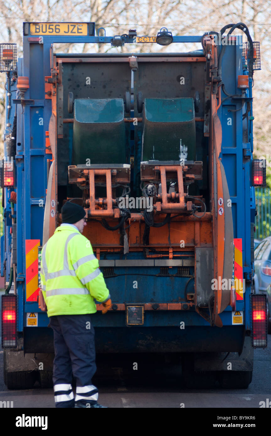 Éboueurs au travail sur un Coventry Street. West Midlands, Angleterre. Banque D'Images