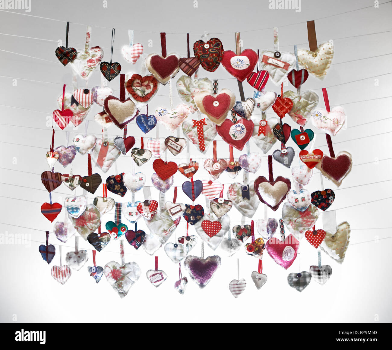 100 coeurs valentines faits main sur un fil Banque D'Images