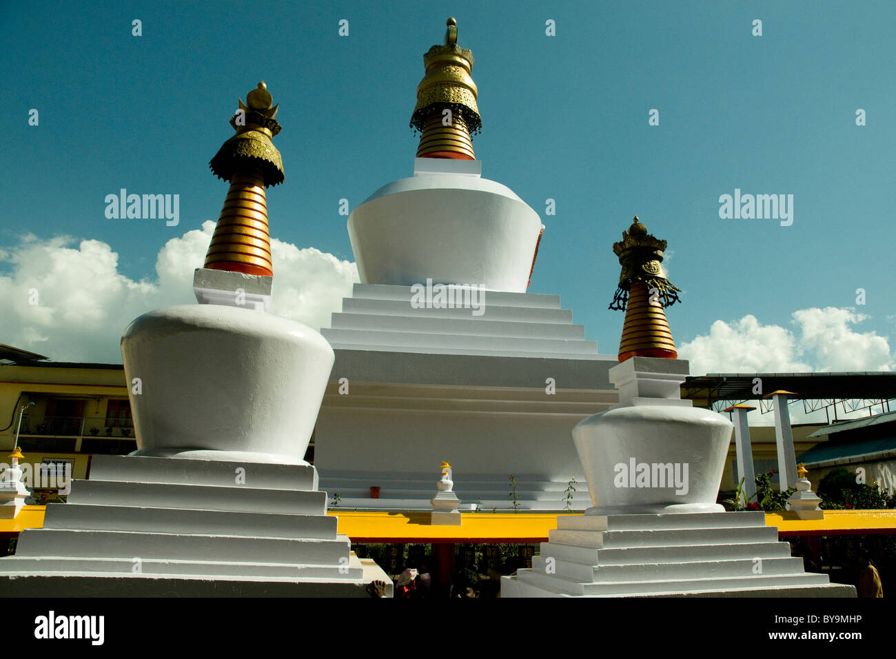Grande, l'impressionnante n'Drui chortens au Sikkim (stupas en sanskrit) sont des objets de dévotion bouddhiste Banque D'Images