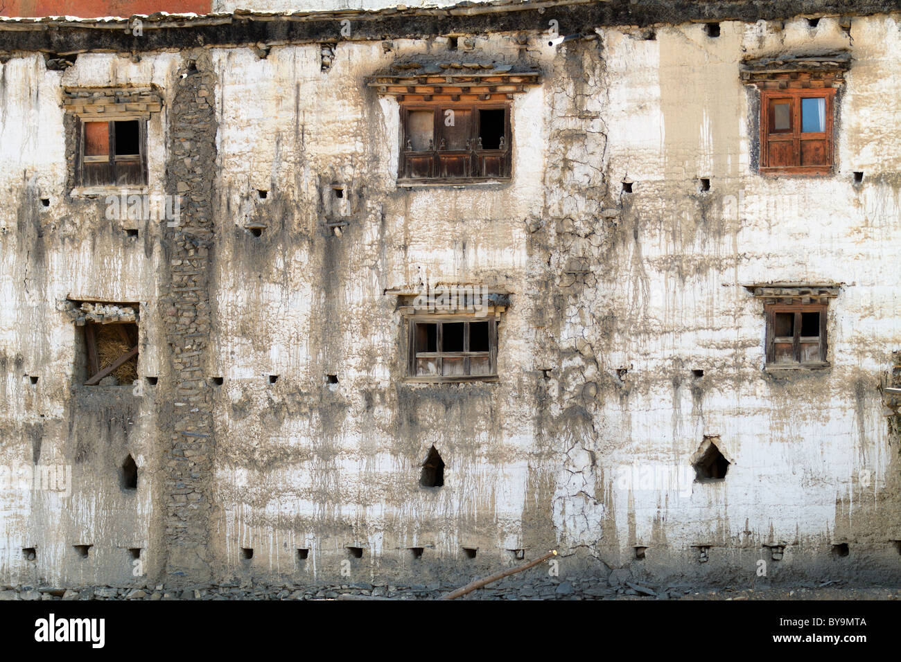 Façade de maison traditionnelle népalaise dans les montagnes de l'Annapurna Banque D'Images