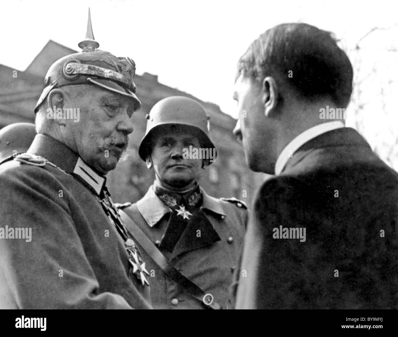 PAUL von Hindenburg d Prtesident allemand avec Hitler à droite et Werner von Blomberg à Potsdam le 21 mars 1933 Banque D'Images