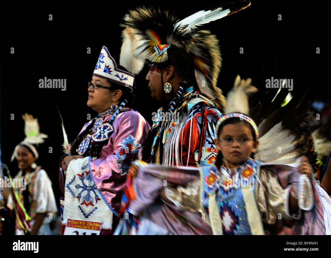 Une famille américaine indigène se tenir ensemble au cours de l'assemblée annuelle de Pow Wow Cherokee Cherokee, Caroline du Nord. Banque D'Images