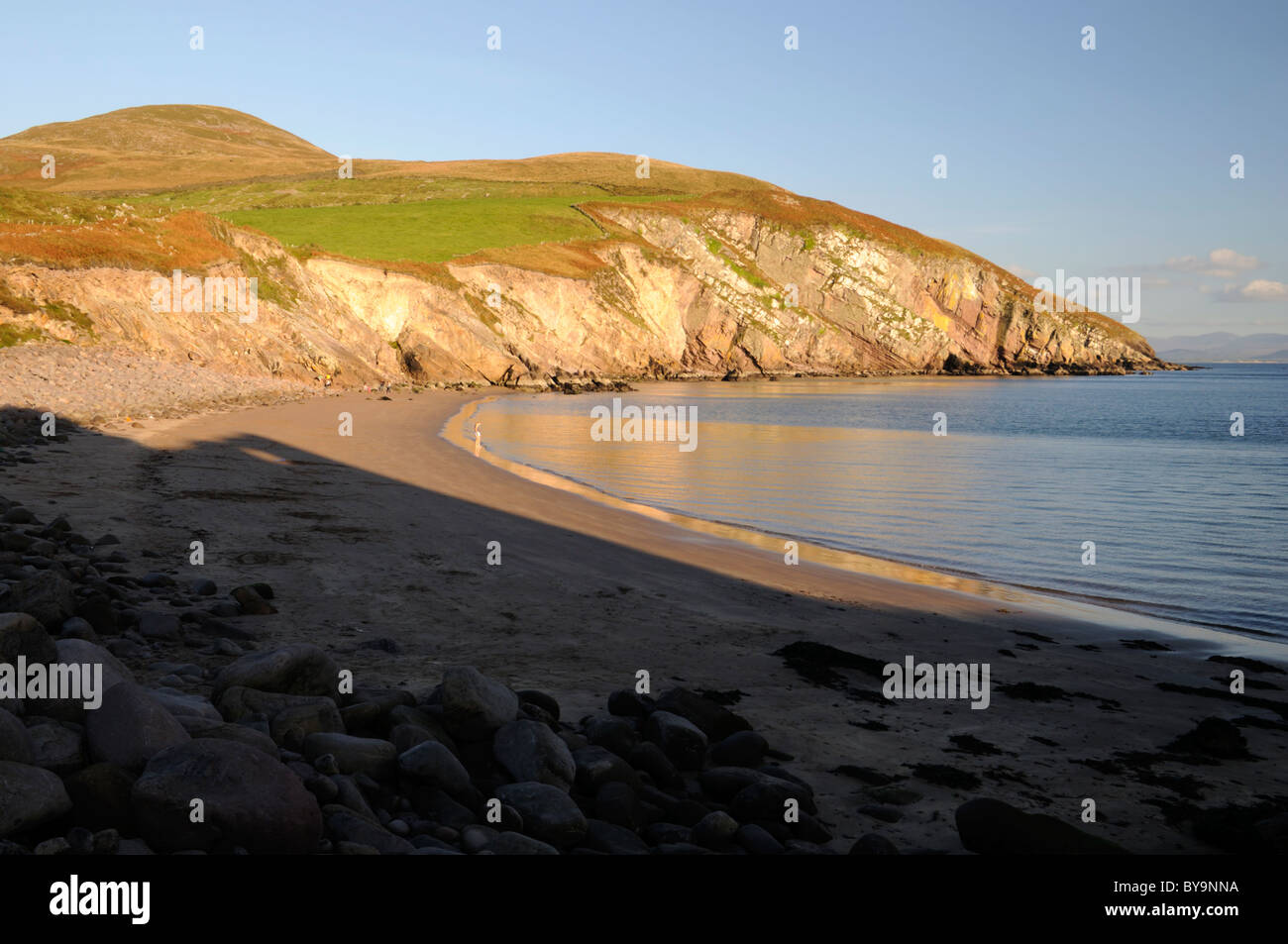 Plage de rochers rochers Minard ombre du château lumière douce soirée comté de Kerry Irlande Banque D'Images