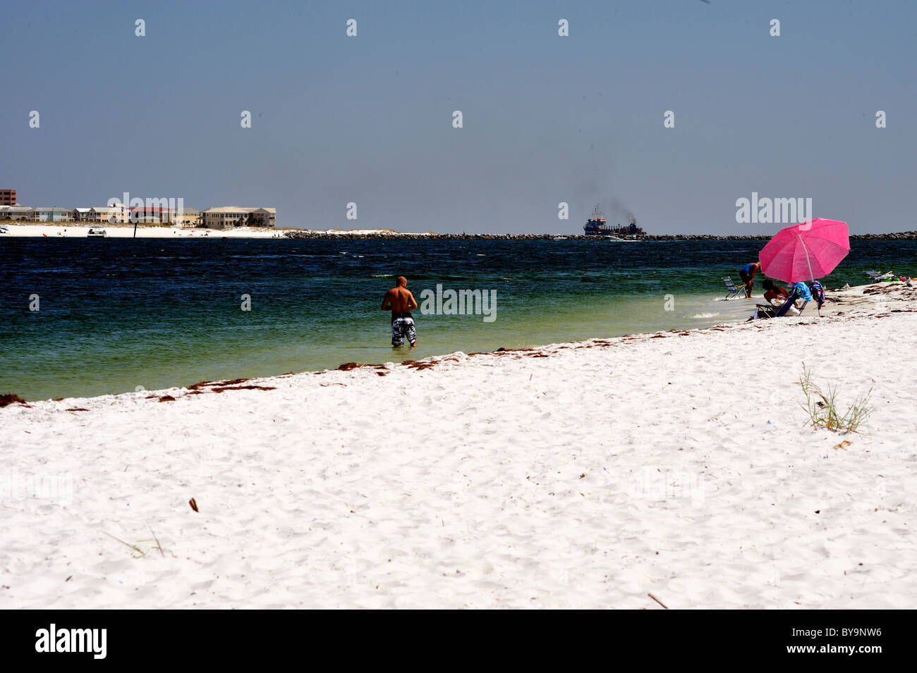 Le long de la plage, près de col est Destin, Floride avec les personnes fréquentant les plages et ombrelle Banque D'Images