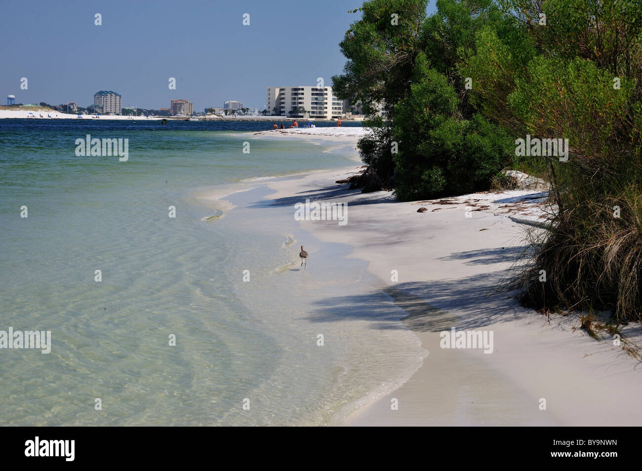 Avis de Destin Harbor et condominiums d'est passer dans la plage de la Floride. Banque D'Images