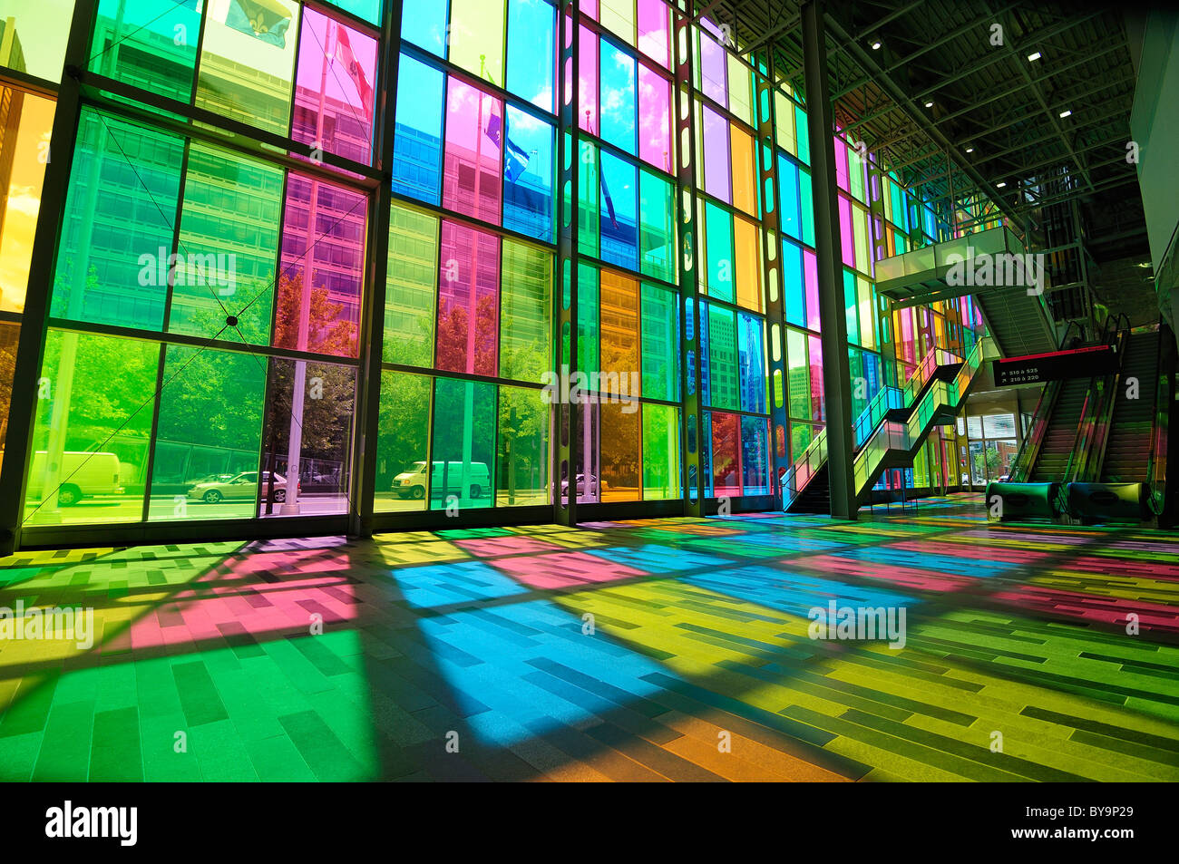 Le célèbre mur de verre coloré du Palais des Congrès, Montréal, Canada Photo Stock Alamy
