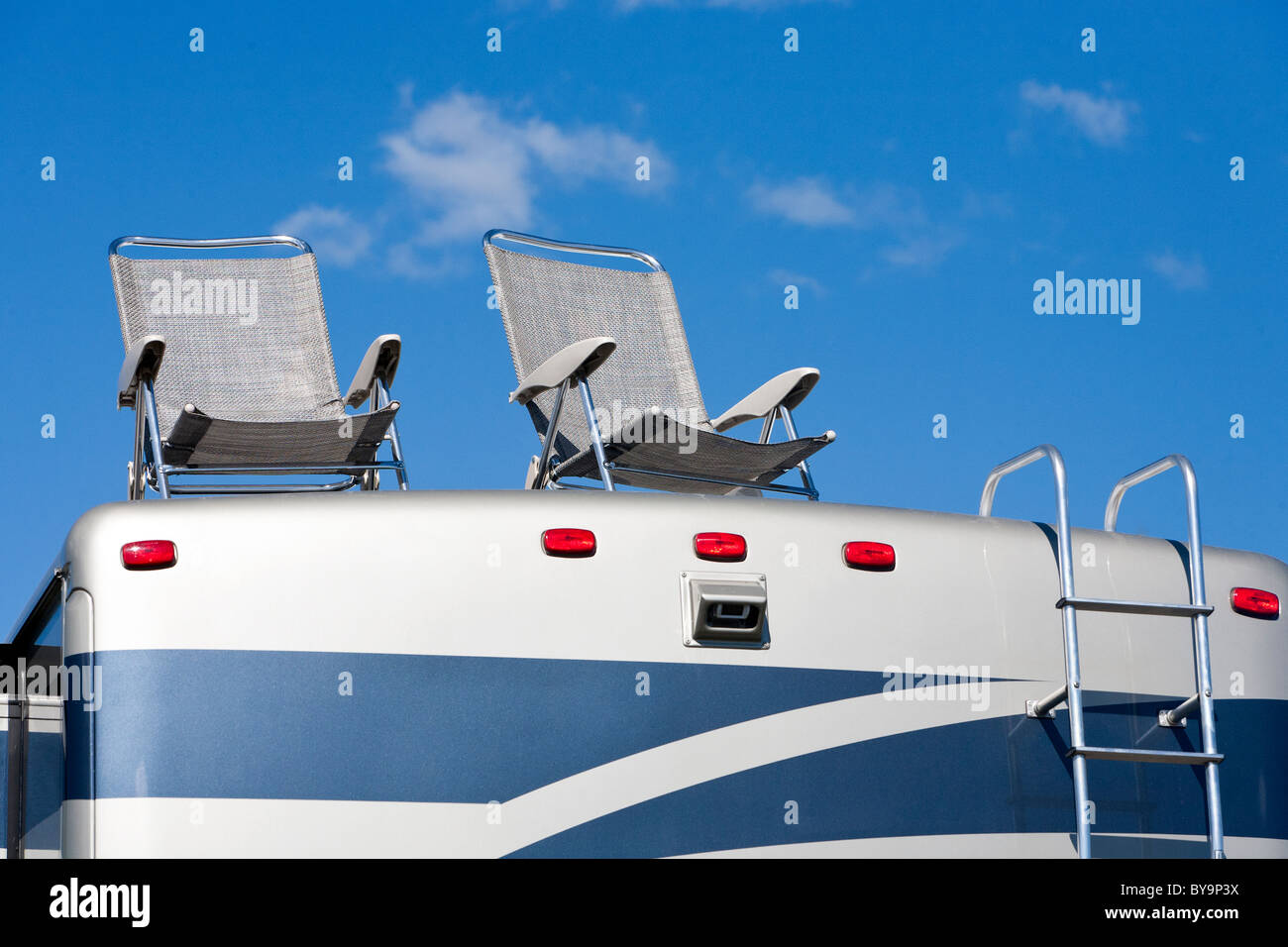 Les chaises de parterre sur un véhicule de loisir. Banque D'Images