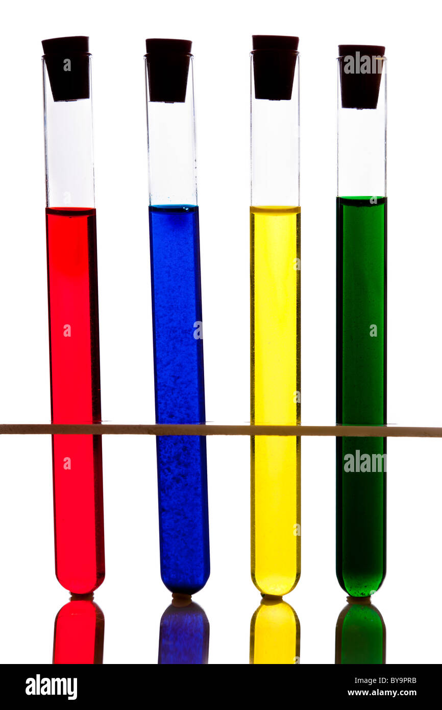 Labolatory verrerie avec fluides colorés isolated on white Banque D'Images