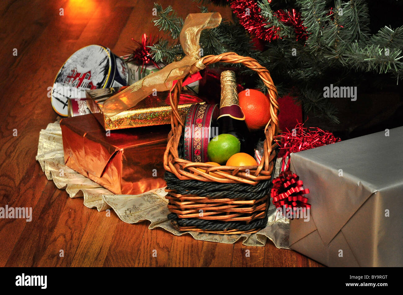 En vertu de l'arbre de Noël cadeaux christmaas Banque D'Images