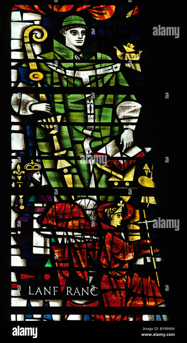 La Cathédrale de Canterbury Canterbury Kent Angleterre vitrail moderne représentant l'Archevêque Lanfranc Banque D'Images