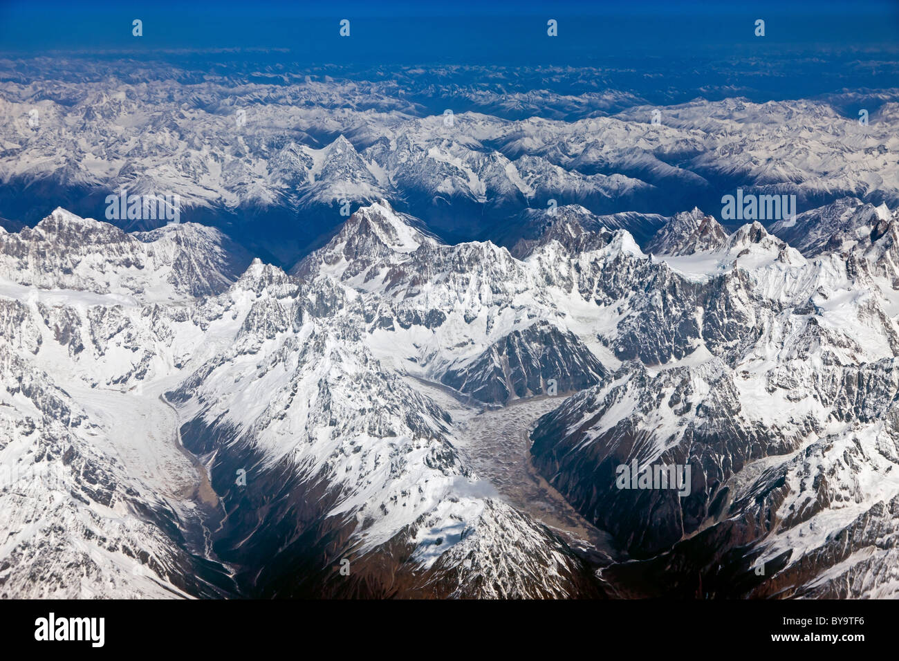 Montagnes reculées de l'Est de l'Himalaya vu de l'avion entre Lhassa au Tibet et à Chengdu, province du Sichuan, Chine. JMH4728 Banque D'Images