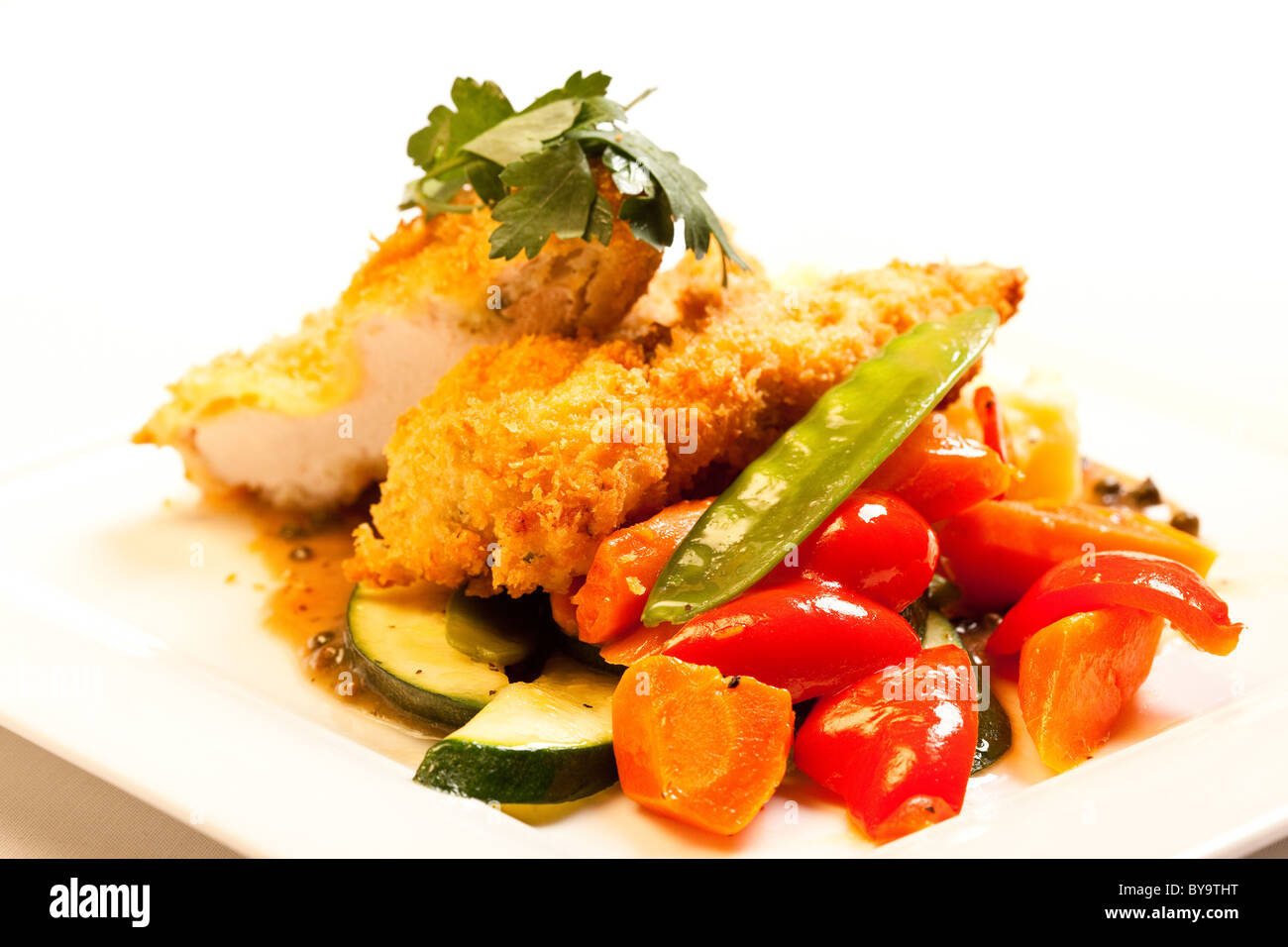 Tournedos de poulet avec légumes glacés, purée de pommes de terre et les câpres sauce. Banque D'Images