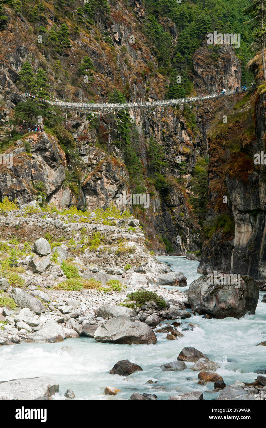 Pont suspendu au-dessus de la Dudh Kosi River dans la région de l'Everest Népal Banque D'Images