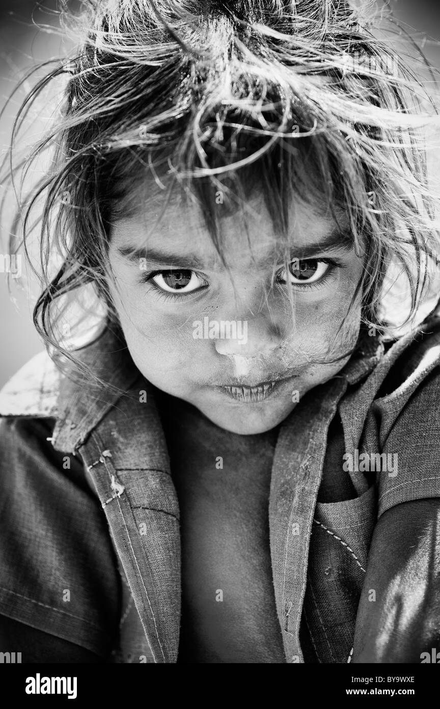 Shy young mauvaise caste inférieure Indian street girl smiling. L'Andhra Pradesh, Inde. Le noir et blanc Banque D'Images