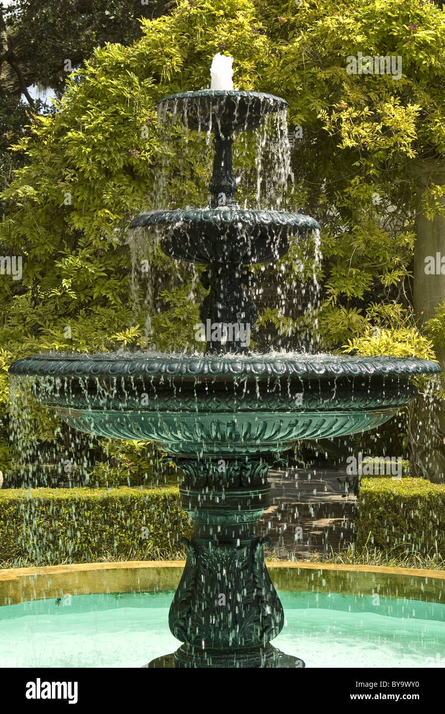 Fontaine de jardin à la maison du 18ème siècle dans le quartier historique de Charleston, SC Banque D'Images