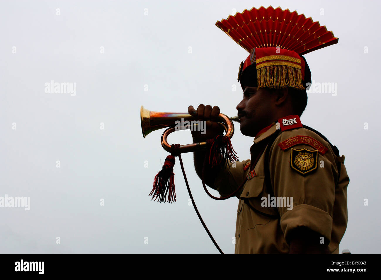 Un soldat des forces de sécurité des frontières, l'Inde avec un clairon Banque D'Images