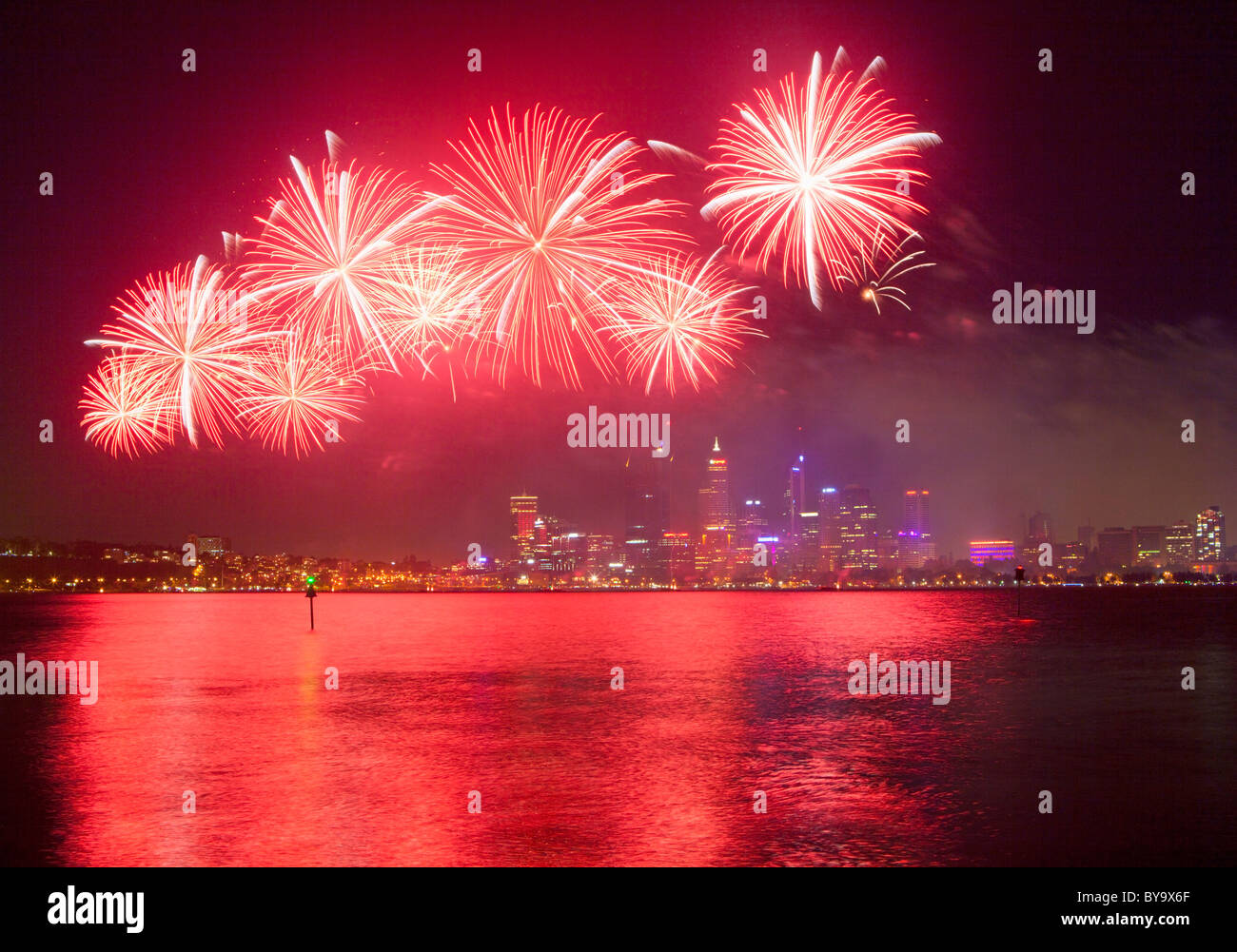Skyworks Australie Jour d'artifice au-dessus de la Swan River et la ville Banque D'Images