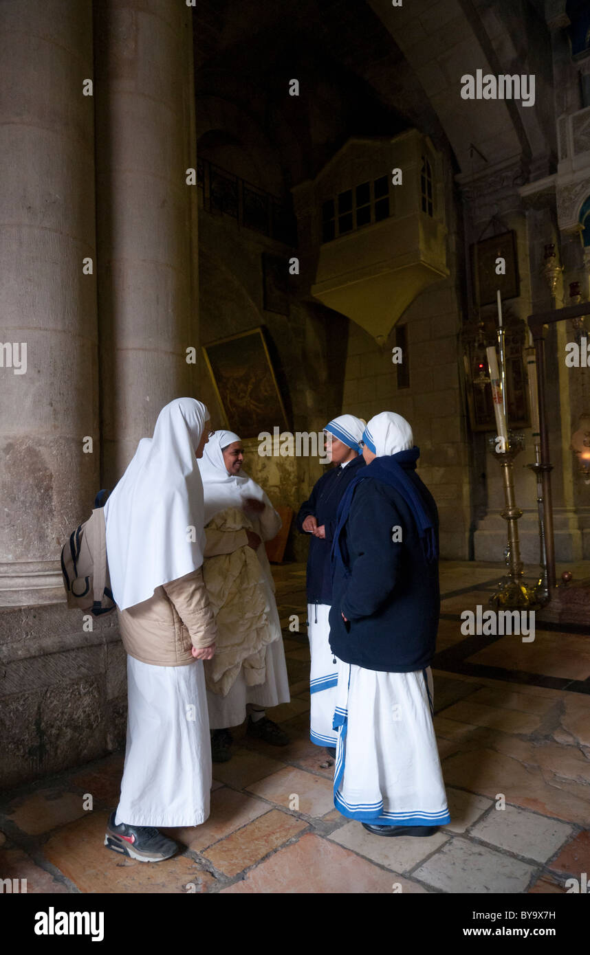 Groupe de religieuses à l'entrée de l'église de Saint Sépulcre. Vieille ville de Jérusalem Banque D'Images