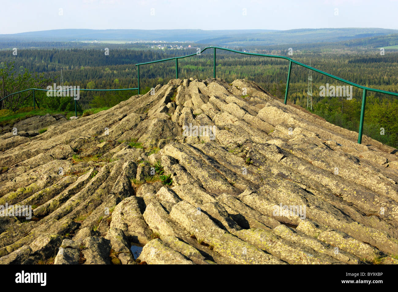 Affleurement de basalte en colonnes horizontales, geotope Hirtstein Monts Métallifères, Erzgebirge, Saxe, Allemagne Banque D'Images