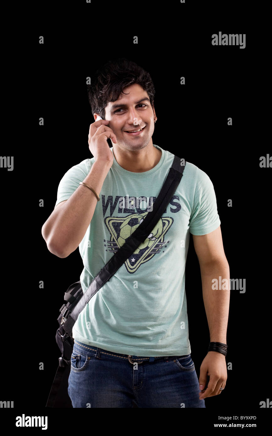 Young man talking on a mobile phone Banque D'Images