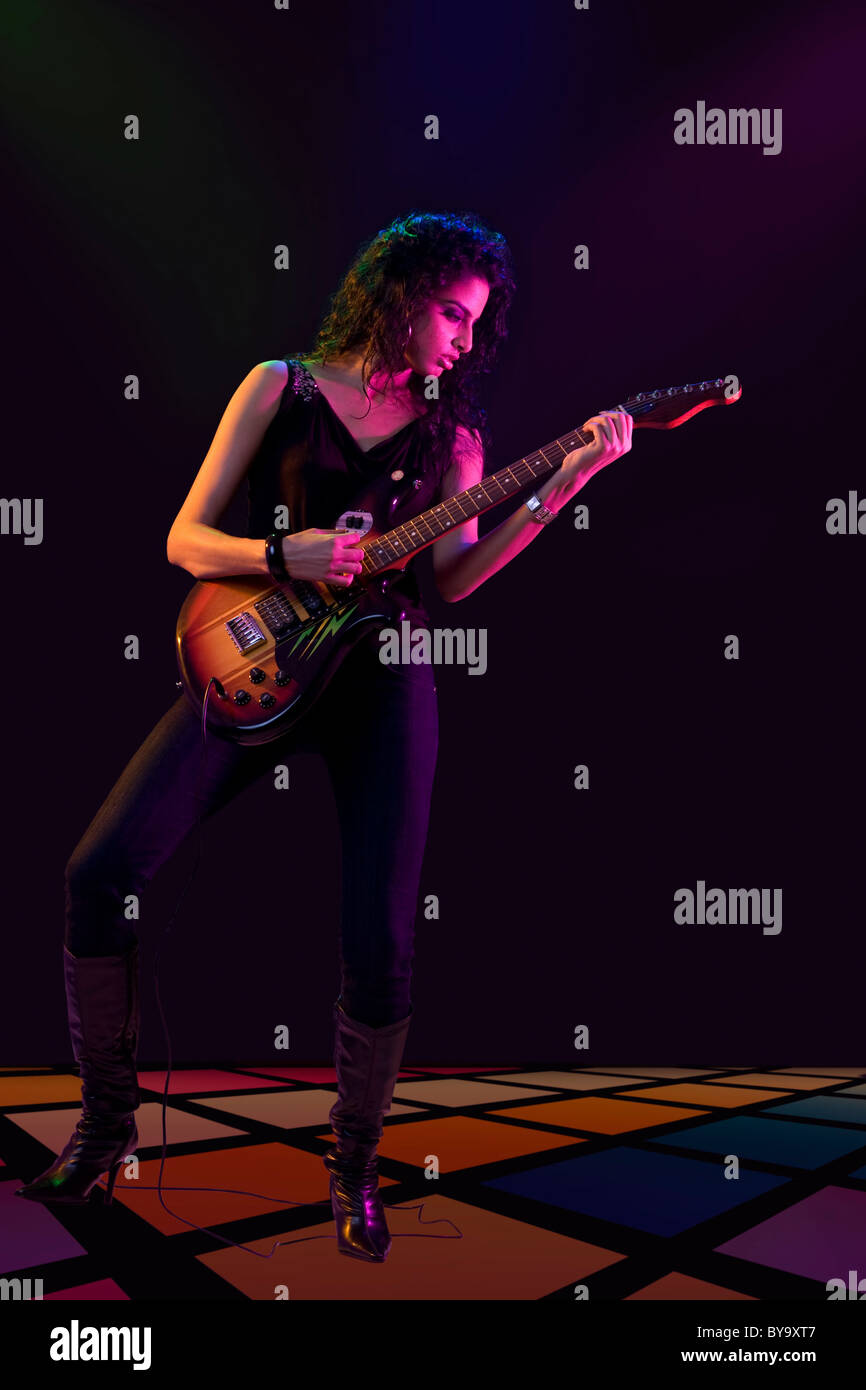 Jeune femme jouant de la guitare Banque D'Images