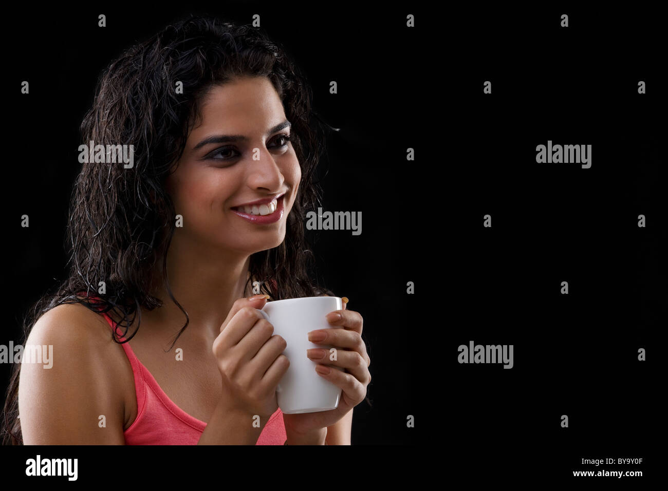 Portrait de femme tenant une chope Banque D'Images