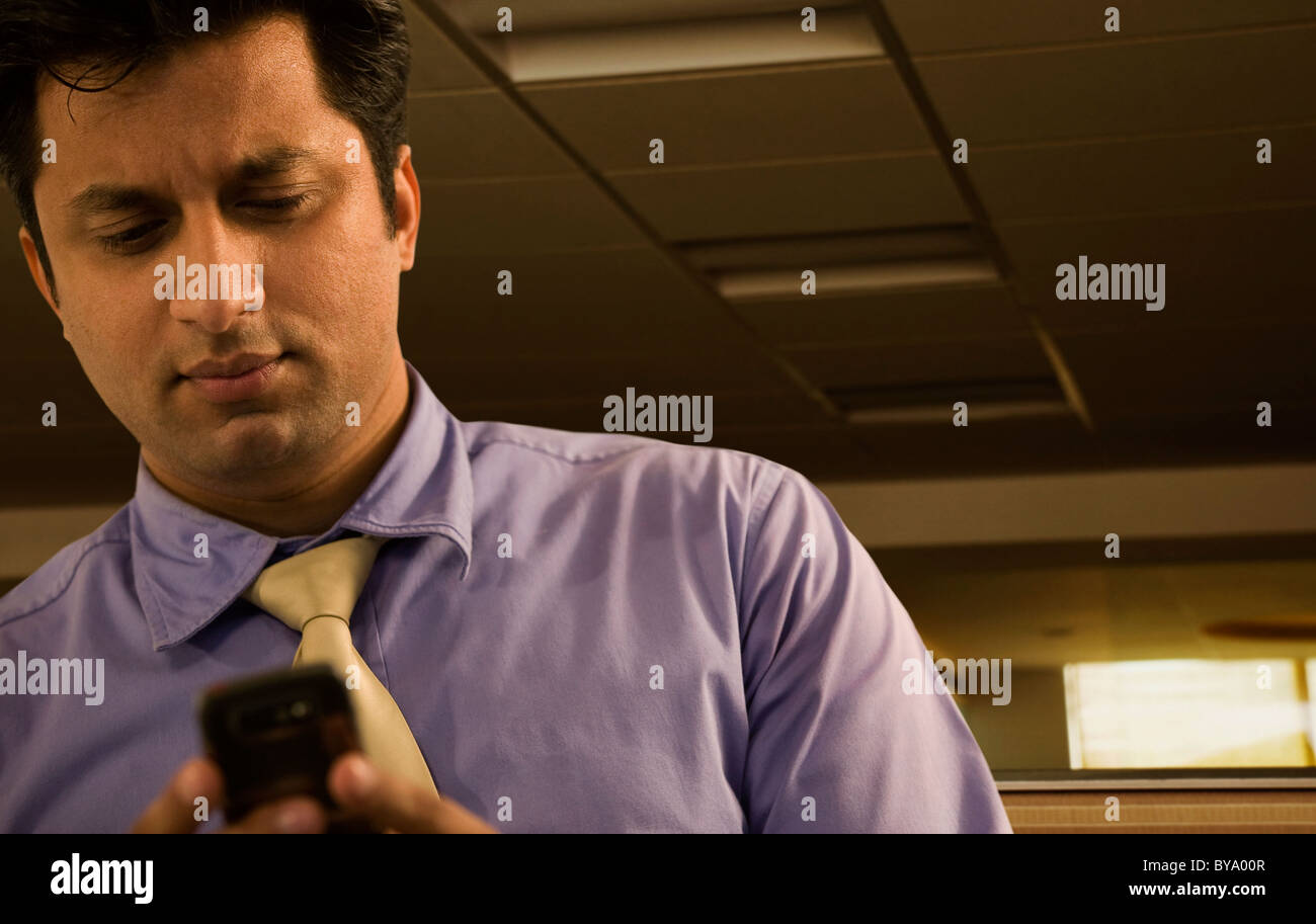 Businessman reading a text message Banque D'Images