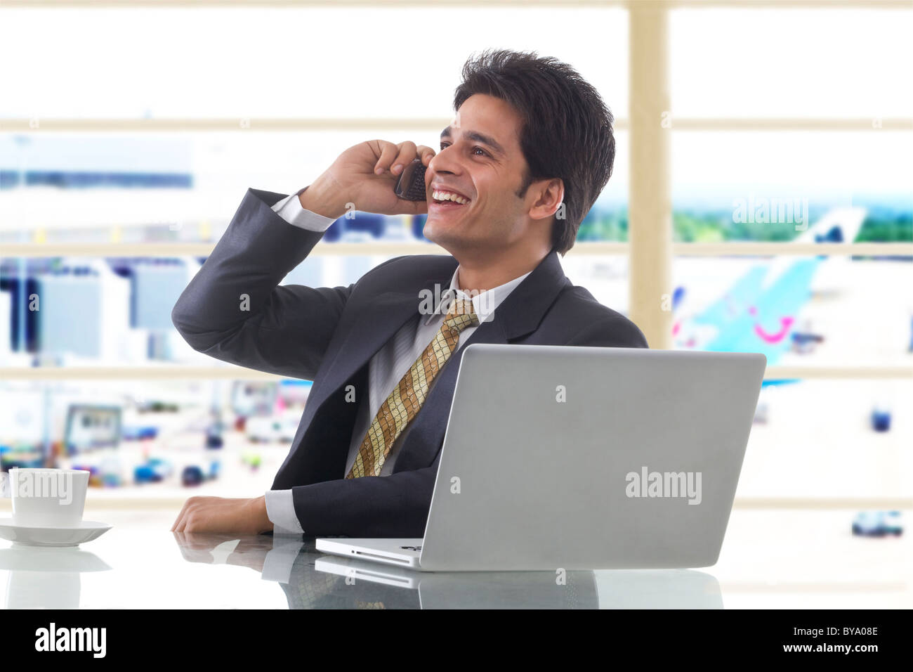 Businessman talking on a mobile phone Banque D'Images