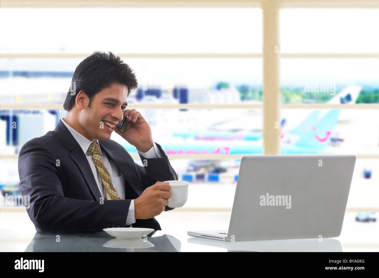 Businessman talking on a mobile phone Banque D'Images