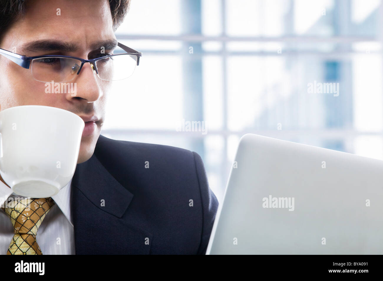 Businessman avec une tasse de café Banque D'Images