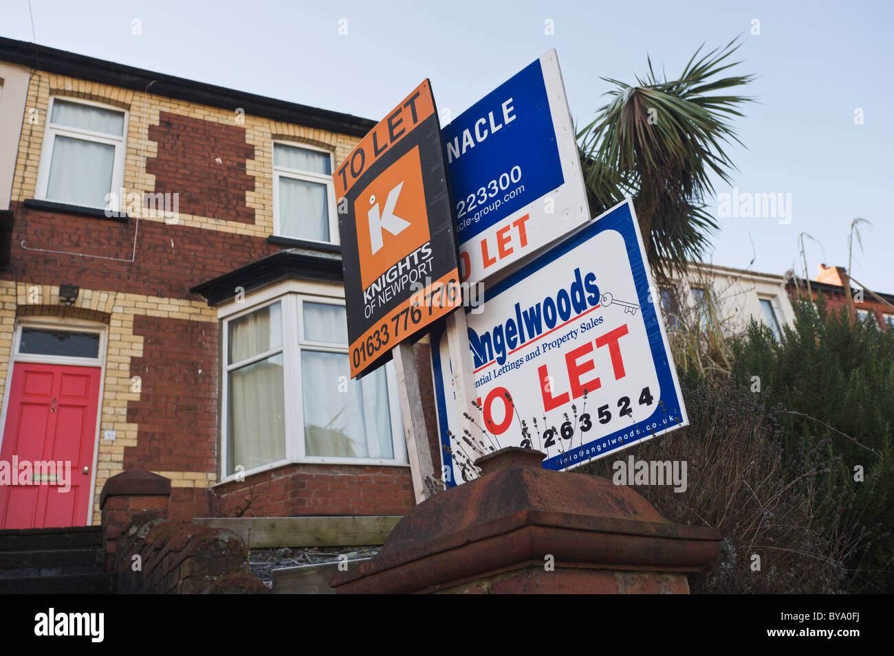 Plusieurs signes de laisser à l'extérieur de maison à Newport South Wales UK Banque D'Images