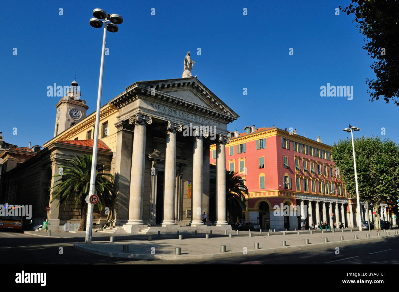 L'église Notre-Dame du Port dans le port de Nice, Nice, Côte d'Azur, Alpes  Maritimes, Provence, France, Europe Photo Stock - Alamy