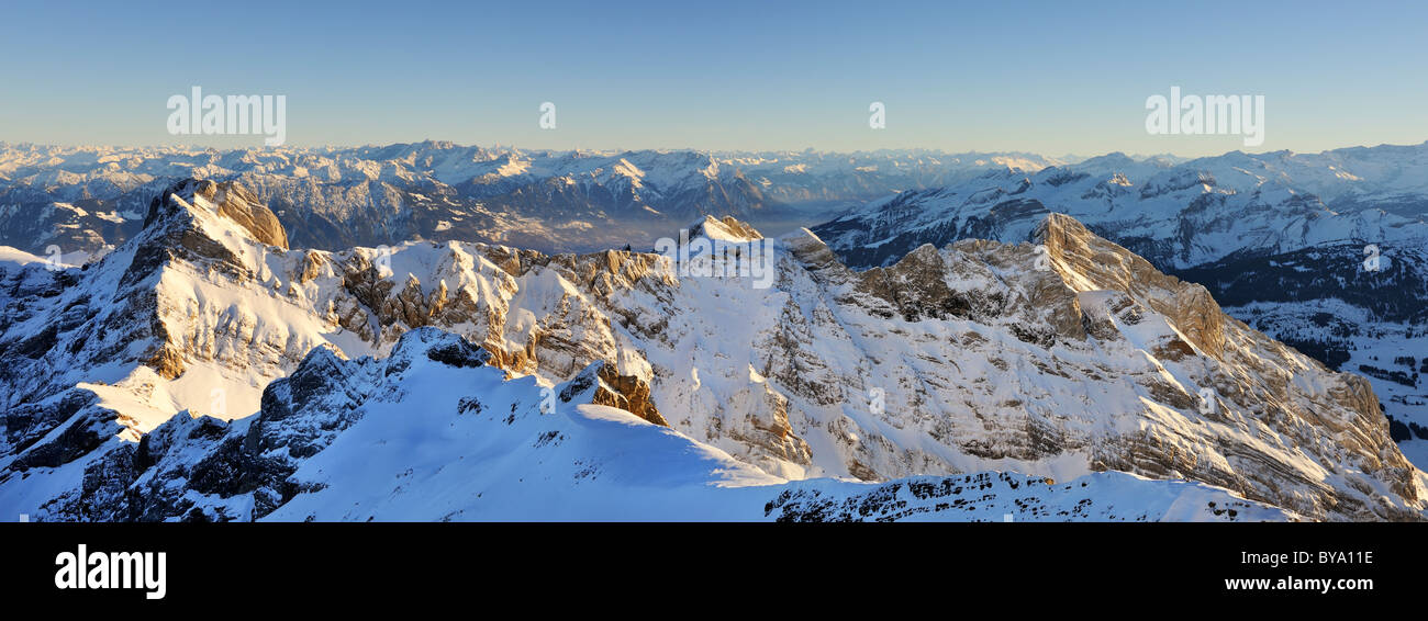 Vue panoramique vue depuis le 2436 mètres de haut Altmann mountain et Altmannsattel, selle Alpes Appenzell Banque D'Images