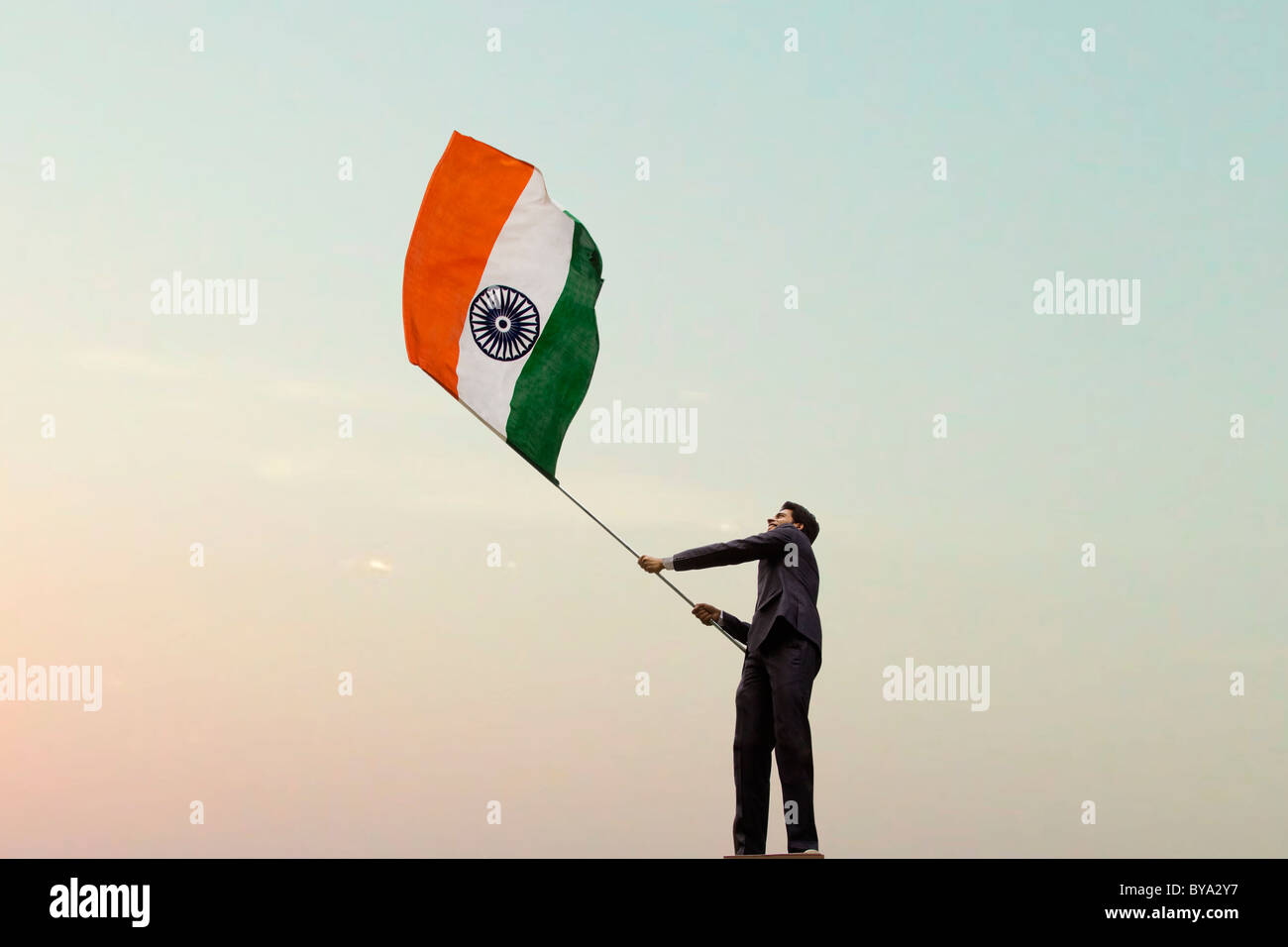 Businessman holding le drapeau indien Banque D'Images