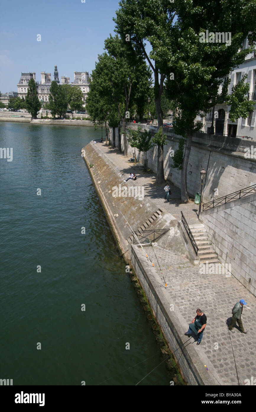 Une scène parisienne traditionnelle - vue sur Quai d'Orléans, l'Ile St-Louis (une île sur la Seine) du pont Saint-Louis Banque D'Images